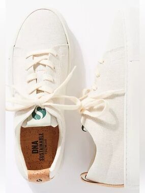 NWT DNA Footwear Willow Sustainable Canvas Sneakers Anthropologie Cream Size 39